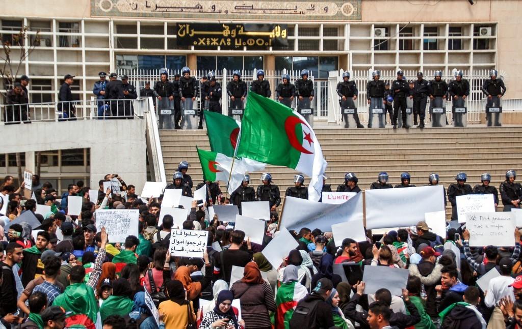 Un Homme En Djlmbab Tente Dinfiltrer Le Hirak Il Dissimulait Une Arme