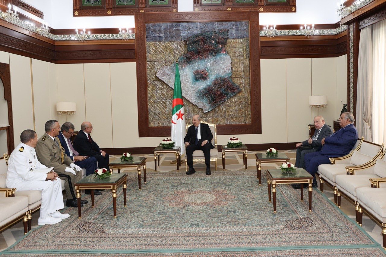 Le président de la République reçoit le ministre tunisien de la Défense et la délégation qui l’accompagne