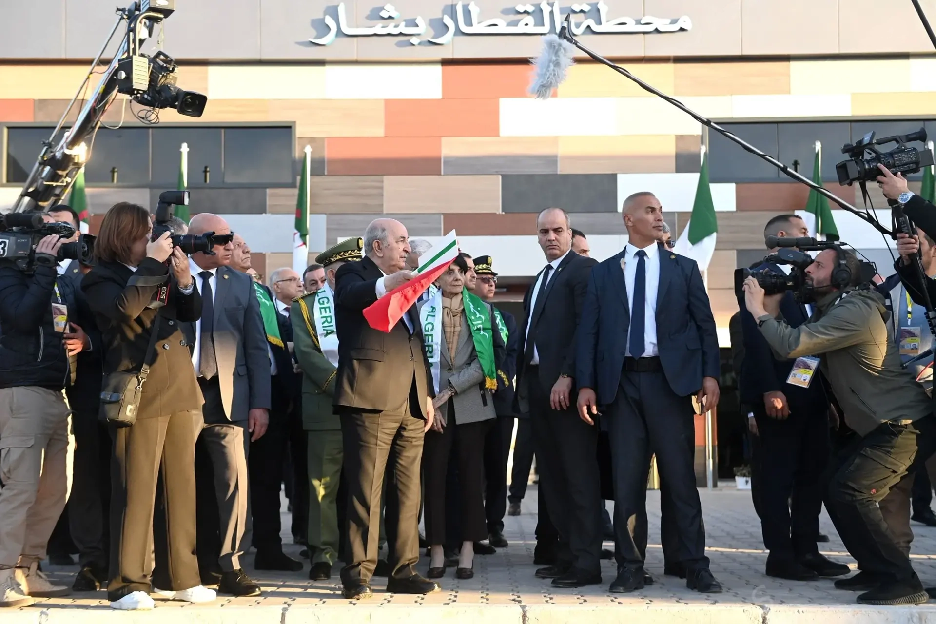 Le président de la République donne le signal de départ du train transportant les premières cargaisons du minerai de fer de la mine de Gara Djebilet