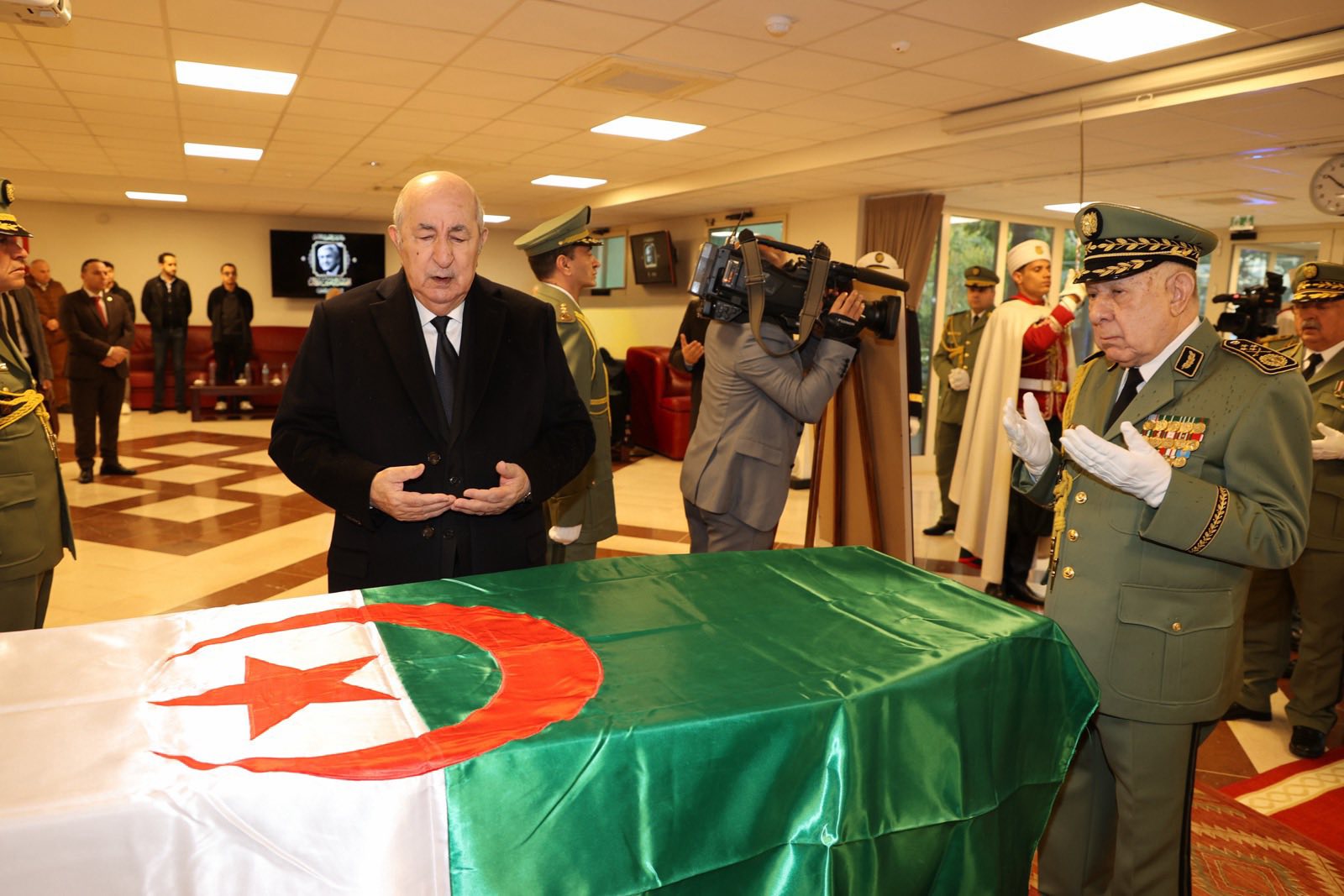Le président de la République rend hommage à l&rsquo;ancien président de la République, le Moudjahid Liamine Zeroual