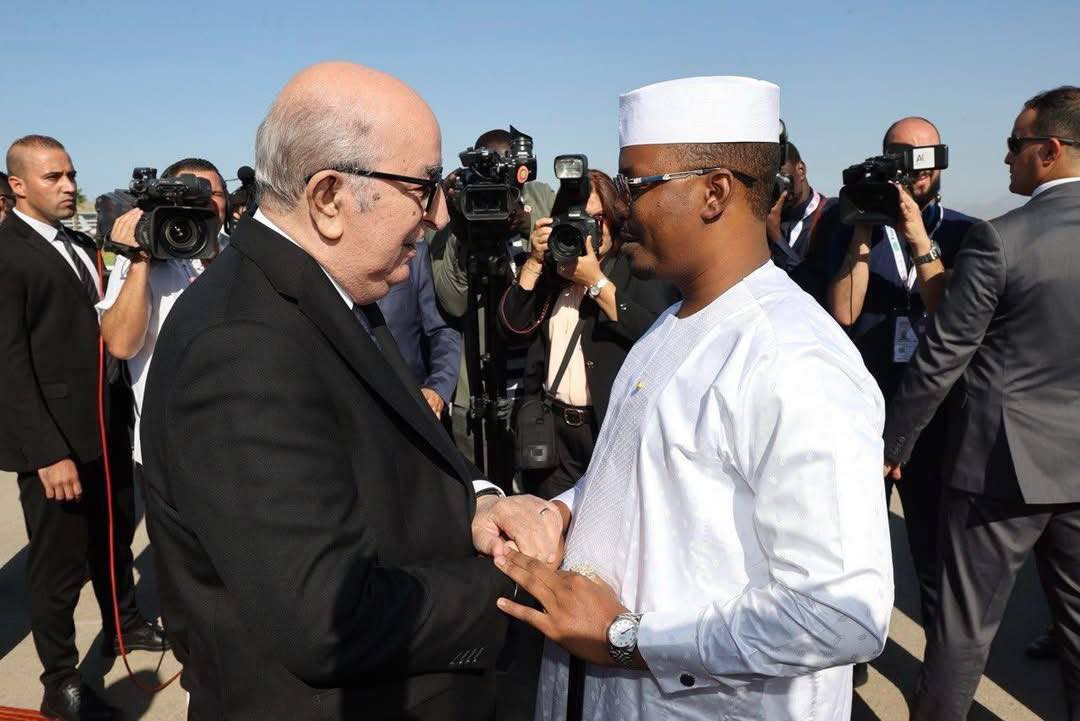 Le président algérien accueille son homologue tchadien à l’aéroport international d’Alger