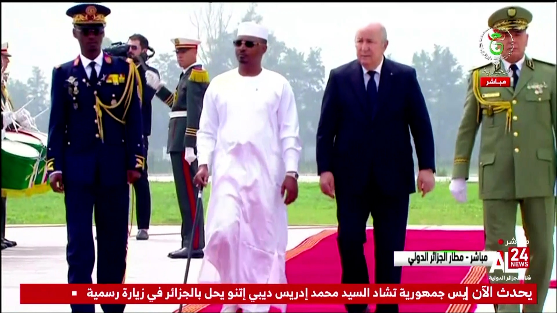 Le président algérien accueille son homologue tchadien à l’aéroport international d’Alger