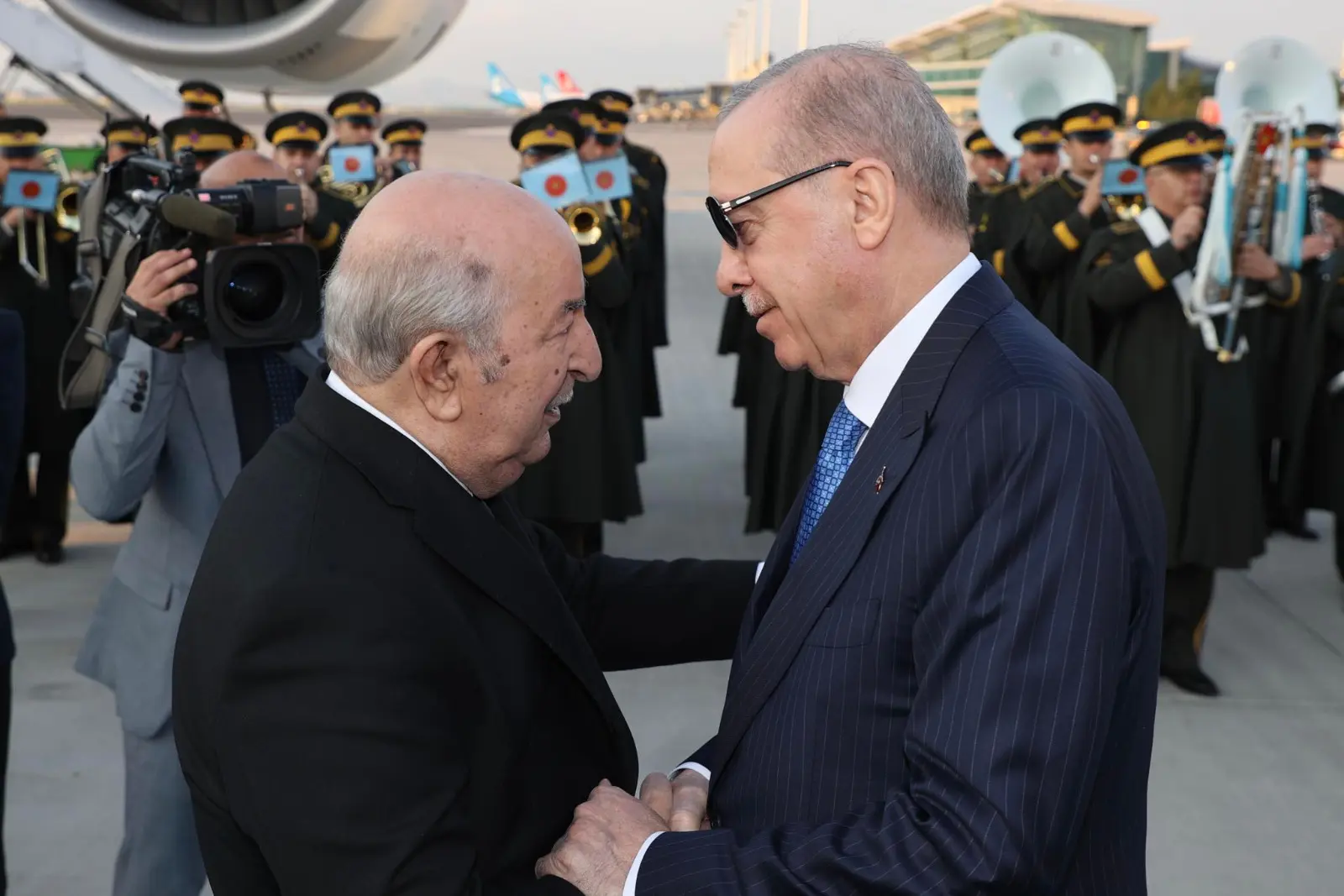 Un accueil officiel réservé au président de la République par son homologue turc à l&rsquo;aéroport international d&rsquo;Ankara