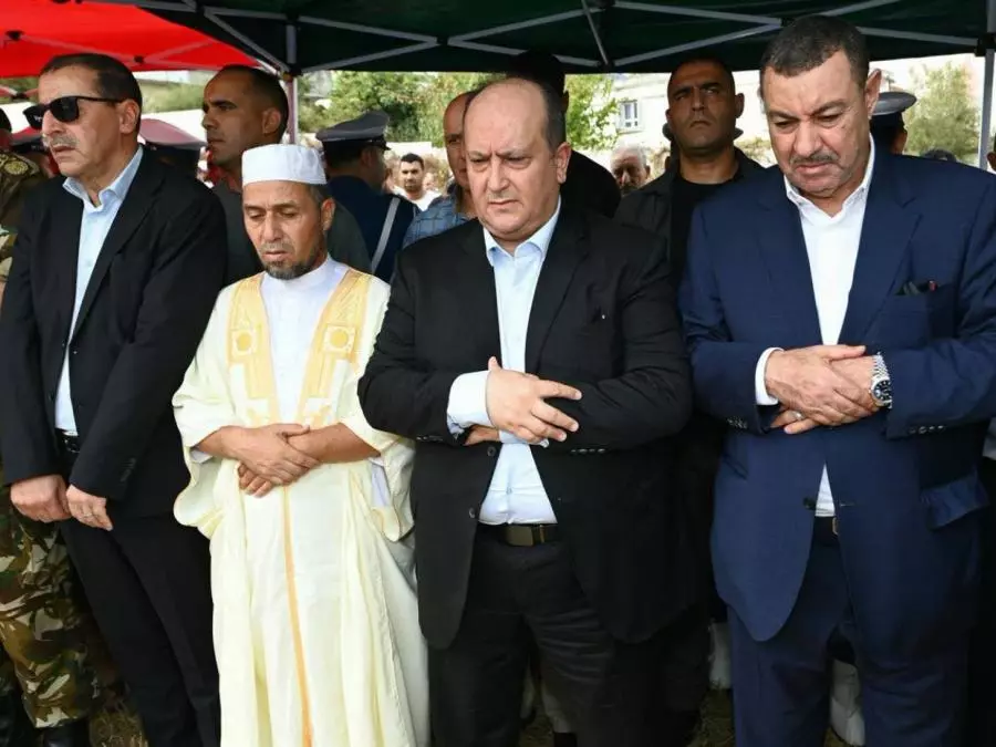 Chargé par le président de la République, le Premier ministre assiste aux funérailles des victimes des incendies à Jijel
