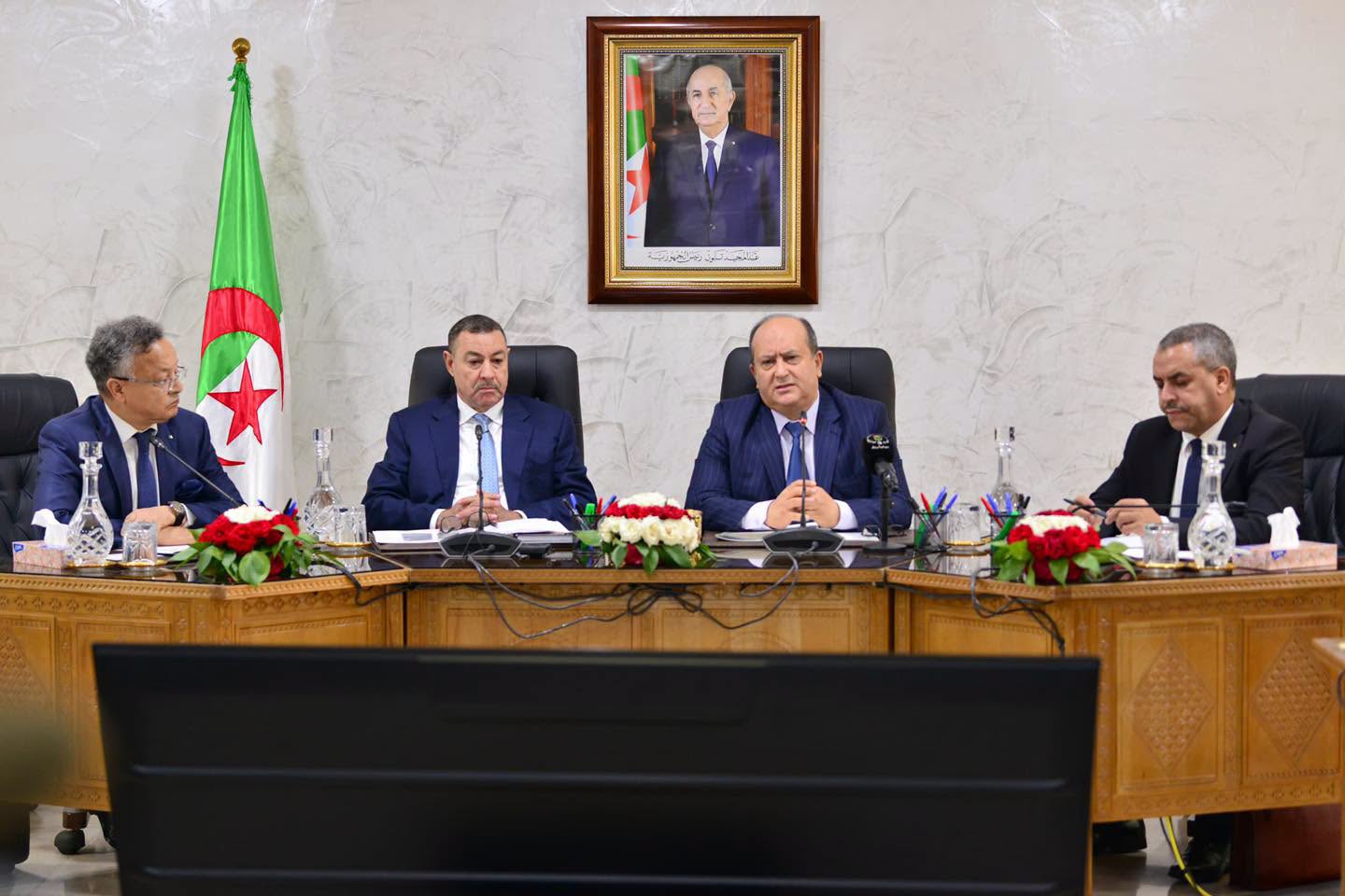 Conformément aux orientations du président de la République, le Premier ministre réunit les walis autour de la rentrée et du foncier économique