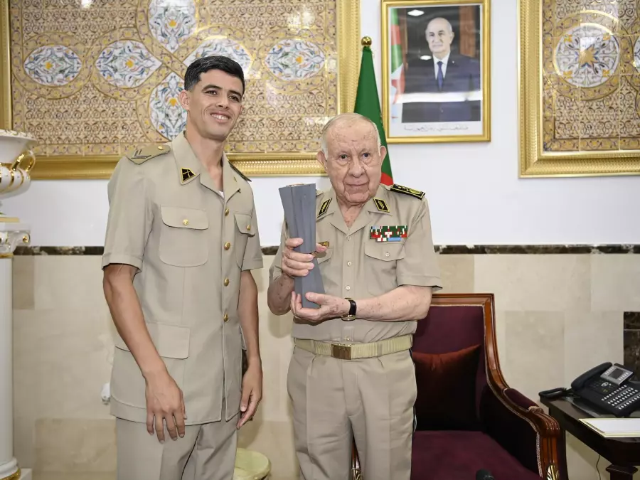 Le Général d&rsquo;Armée Saïd Chanegriha honore le champion du monde, l’athlète Djamel Sedjati