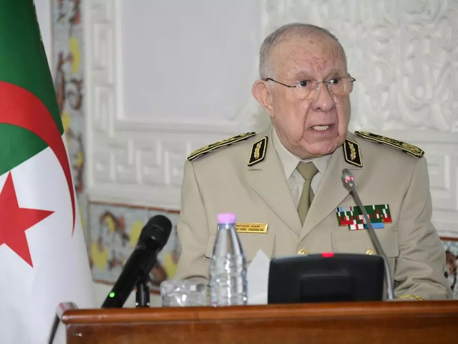Au nom du président de la République, le Général d’Armée Saïd Chanegriha installe le nouveau Commandant de la 1e Région militaire